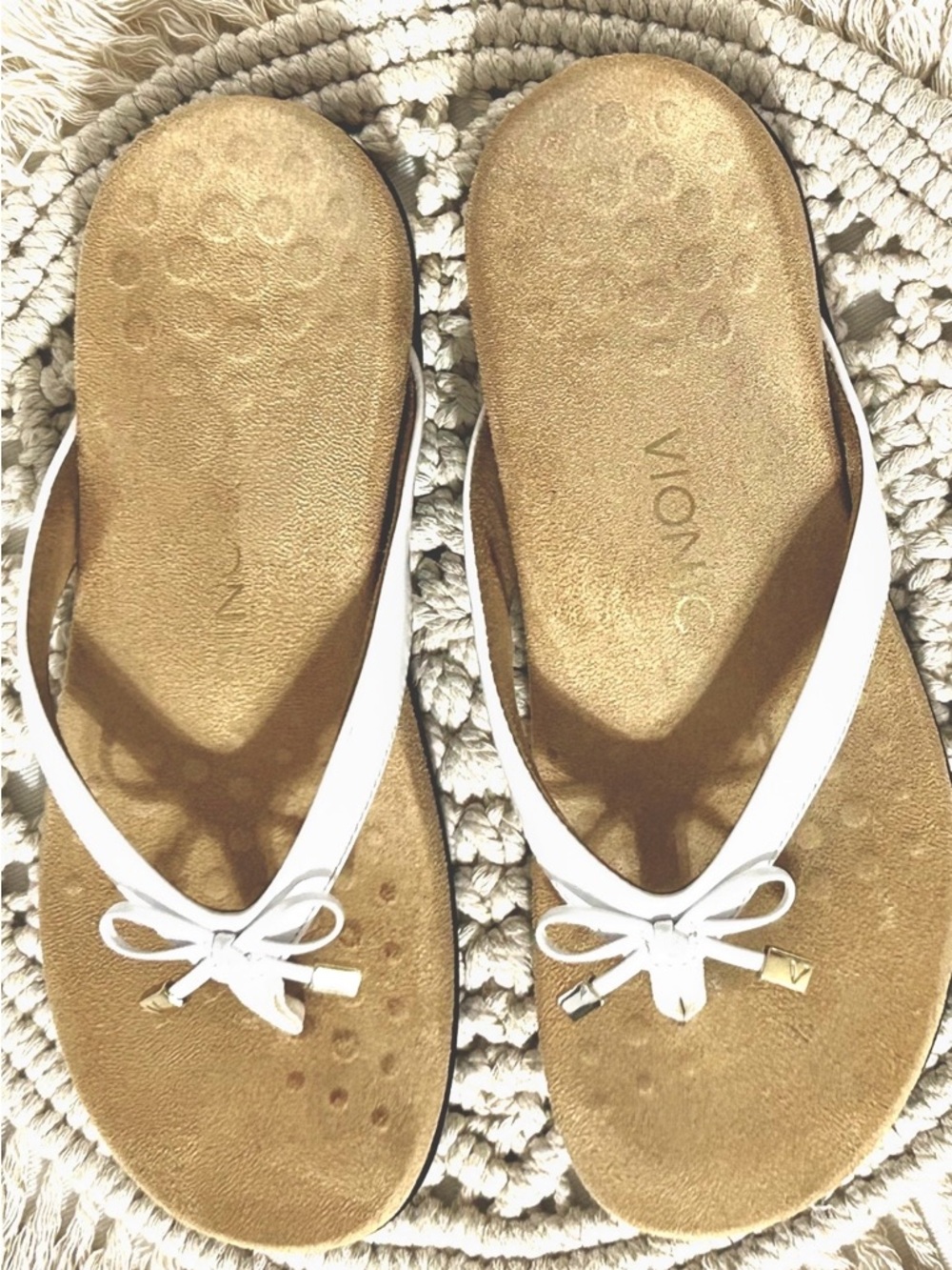 Vionic Bella II Post Toe White Flip Flop Ortho Sandals W/ Bow & Gold Trim Size 8
